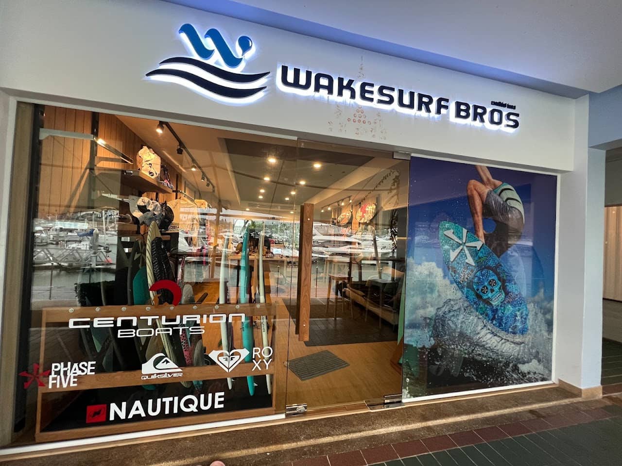 Wakesurf Bros - Wakesurf Phuket 普吉浪花兄弟尾波冲浪学校